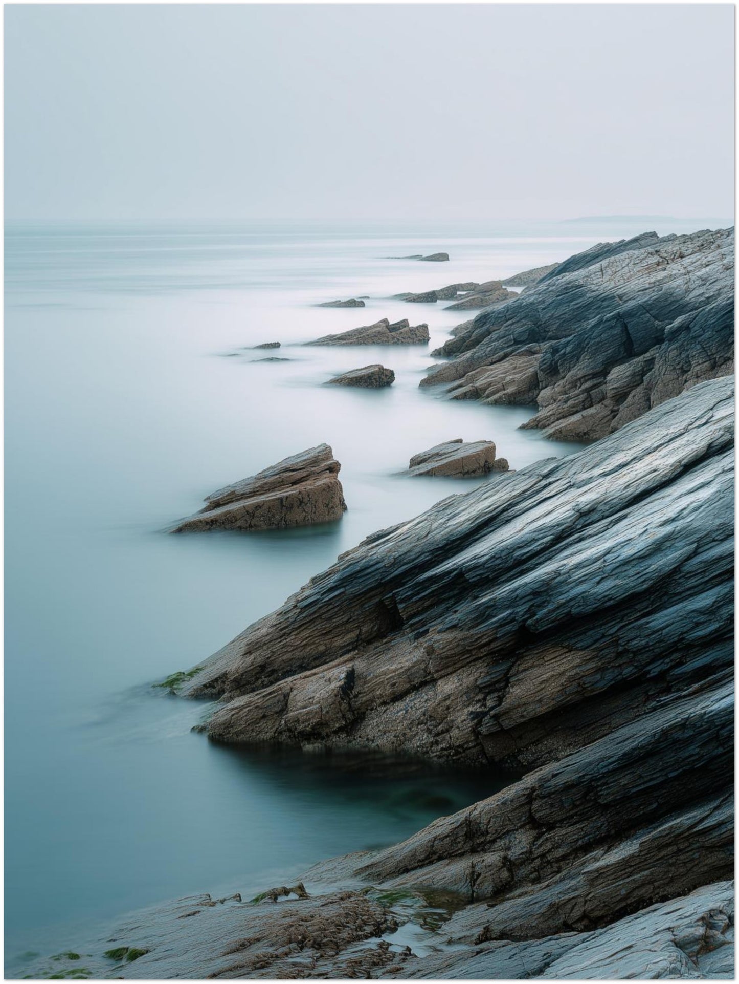 Felsige Küste im Nebel Poster