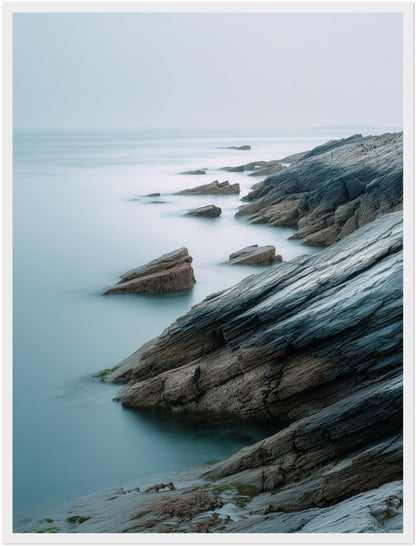 Felsige Küste im Nebel Poster