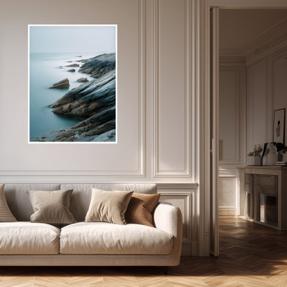 Felsige Küste im Nebel Poster