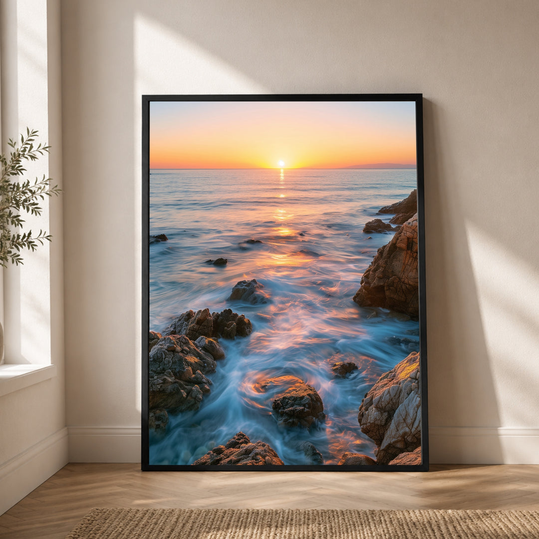 Goldenes Abendlicht am Meer Poster – Schwarzer Rahmen – Produktfoto