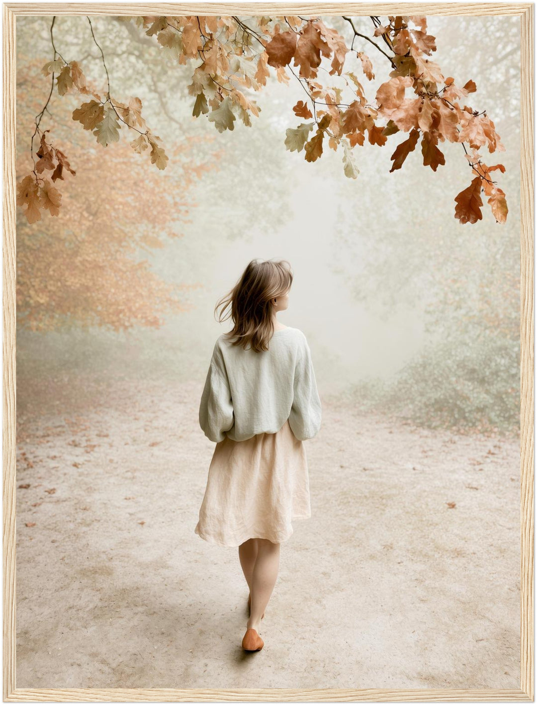 Frau im Herbstwald Poster – Holz natur Rahmen – Produktfoto