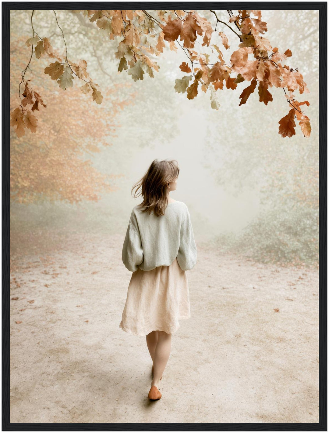 Frau im Herbstwald Poster – Schwarzer Rahmen – Produktfoto