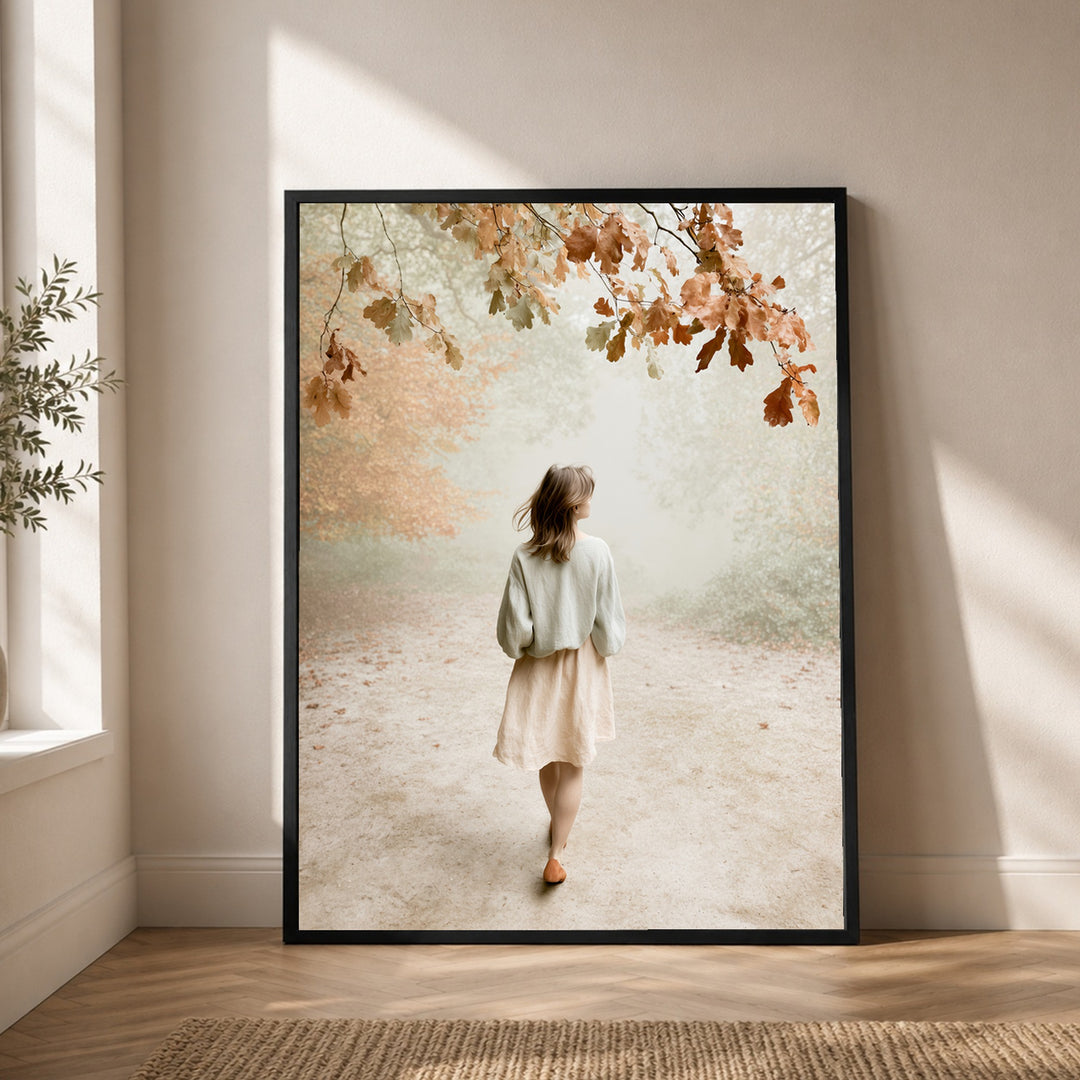 Frau im Herbstwald Poster – Schwarzer Rahmen – Produktfoto