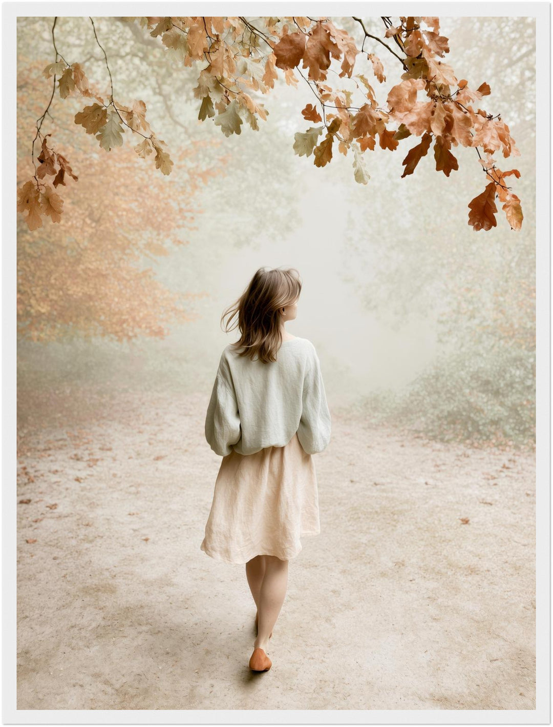 Frau im Herbstwald Poster – Weißer Rahmen – Produktfoto