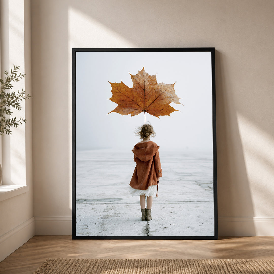 Mädchen mit Herbstblatt Poster – Schwarzer Rahmen – Produktfoto