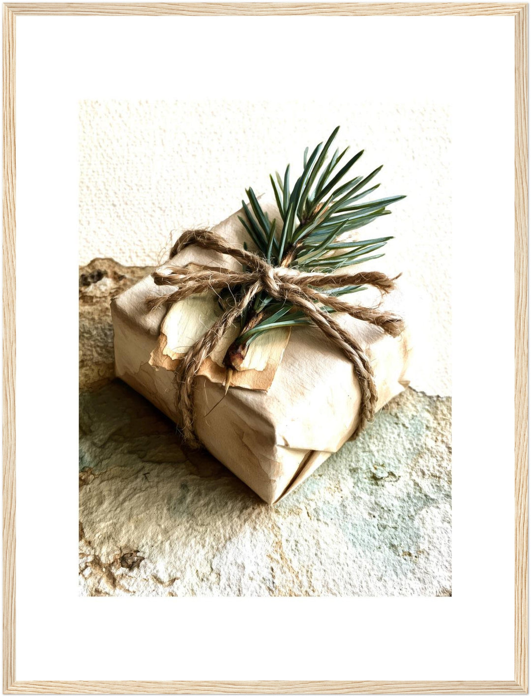 Wintergeschenk mit Tannenzweig Poster – Holz natur Rahmen – Produktfoto