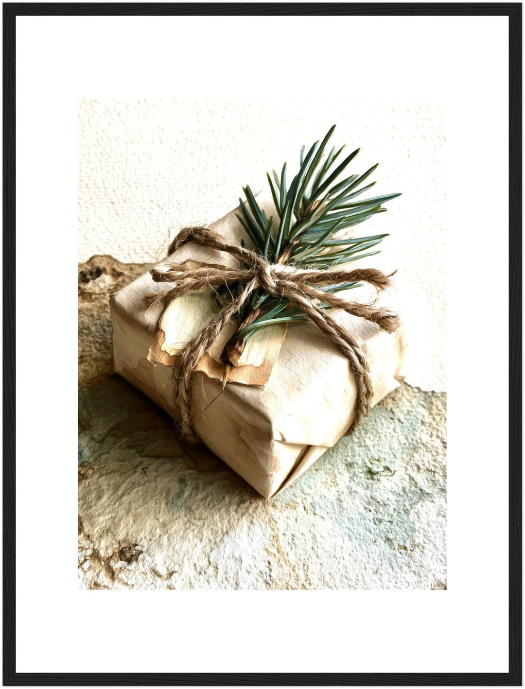 Wintergeschenk mit Tannenzweig Poster – Schwarzer Rahmen – Produktfoto