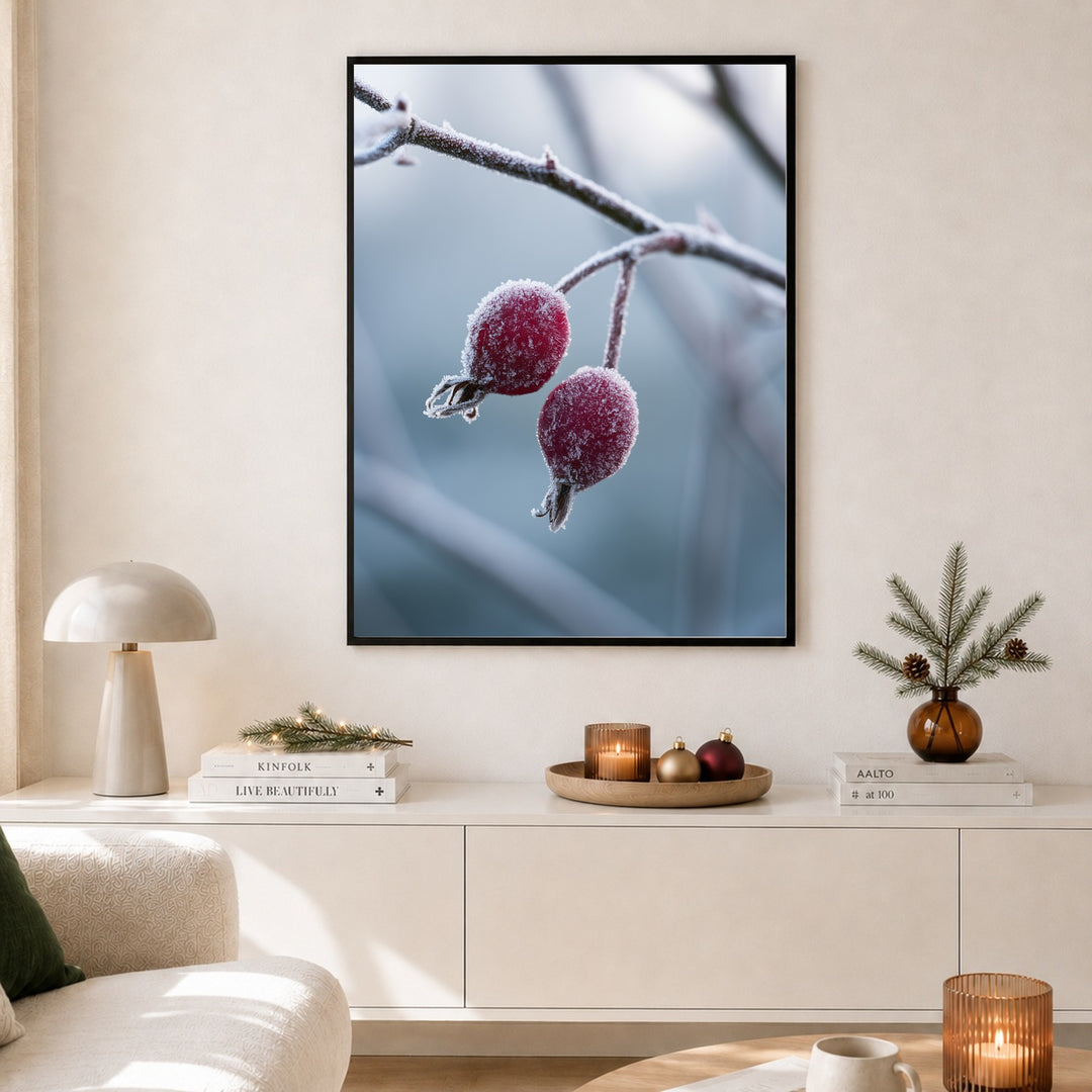Hagebutten im Winterfrost Poster – Schwarzer Rahmen – Produktfoto