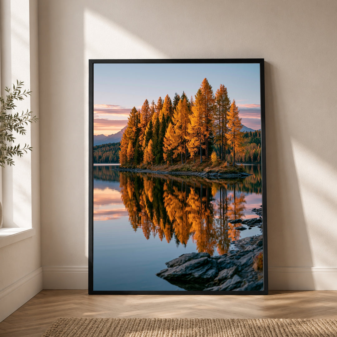 Goldener Lärchensee im Herbst Poster – Schwarzer Rahmen – Produktfoto