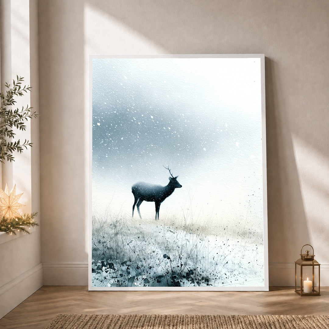 Hirsch im Schneetreiben Poster – Weißer Rahmen – Produktfoto