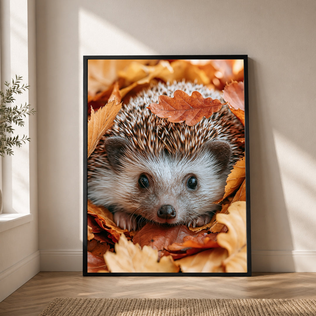 Igel im Herbstlaub Poster – Schwarzer Rahmen – Produktfoto