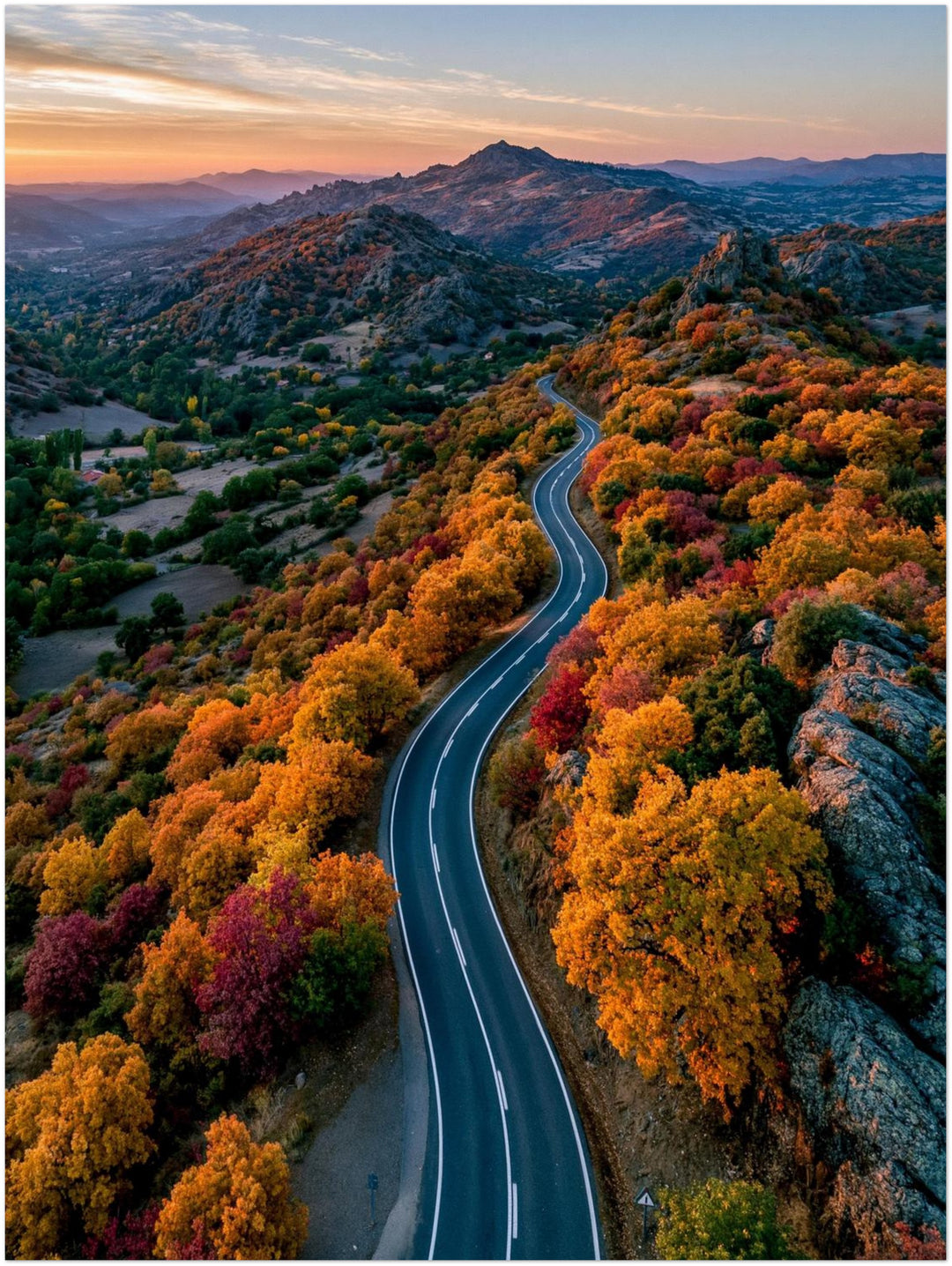 Herbststraße im Bergland Leinwandbild – Ohne Rahmen – Produktfoto