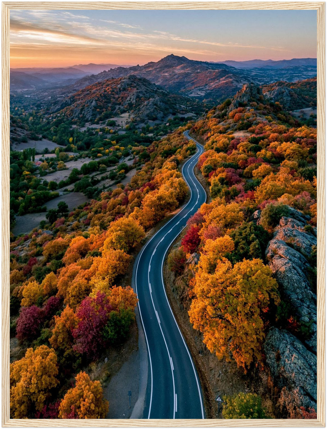 Herbststraße im Bergland Poster – Holz natur Rahmen – Produktfoto