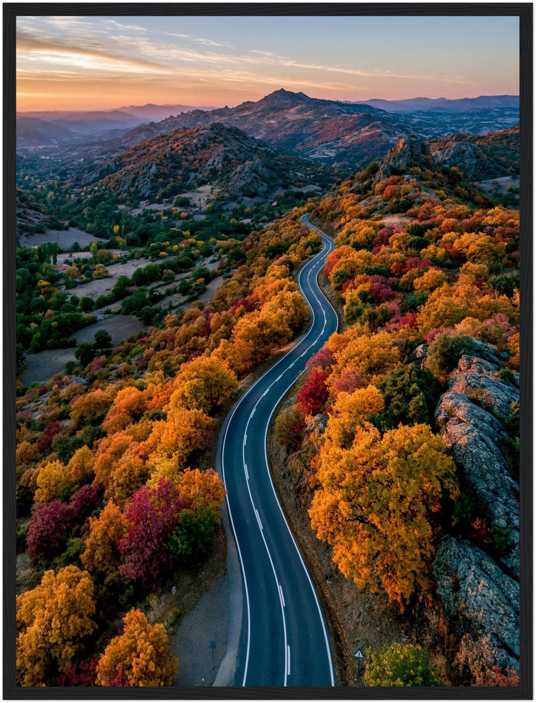 Herbststraße im Bergland Poster – Schwarzer Rahmen – Produktfoto