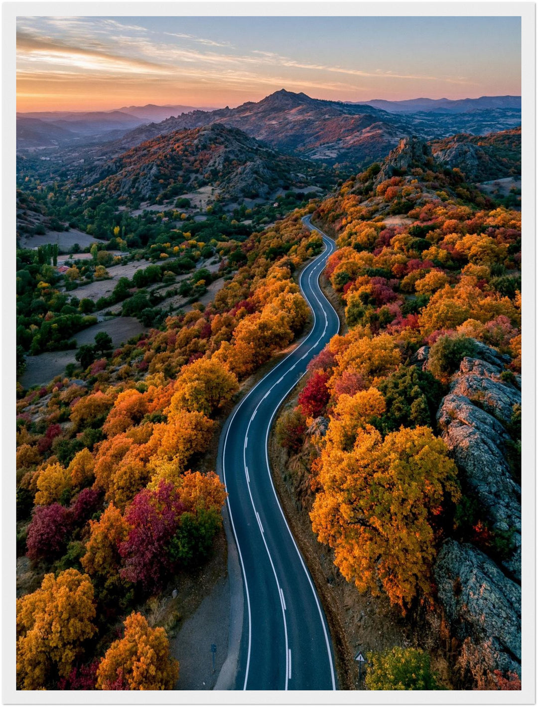 Herbststraße im Bergland Poster – Weißer Rahmen – Produktfoto