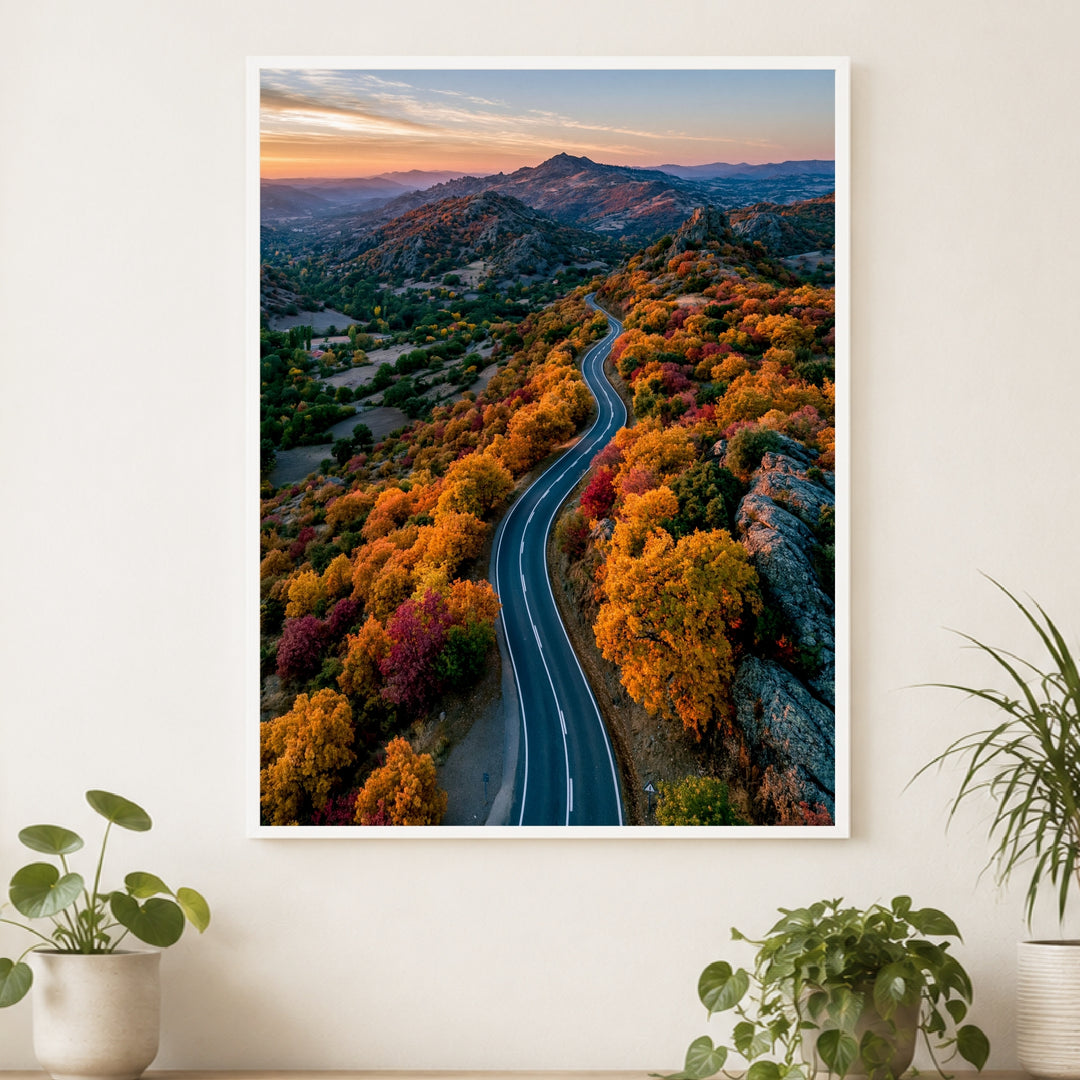 Herbststraße im Bergland Poster – Weißer Rahmen – Produktfoto