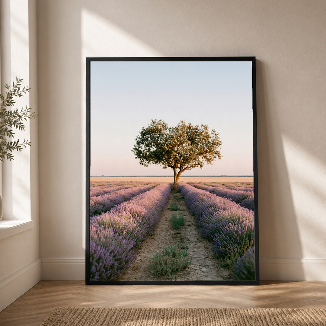 Lavendelfeld mit Baum Poster – Schwarzer Rahmen – Produktfoto