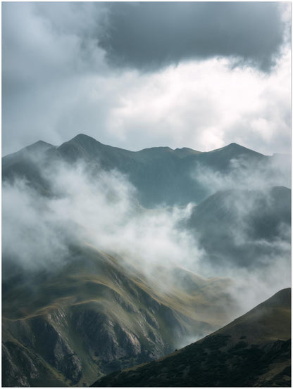 Neblige Berglandschaft Poster