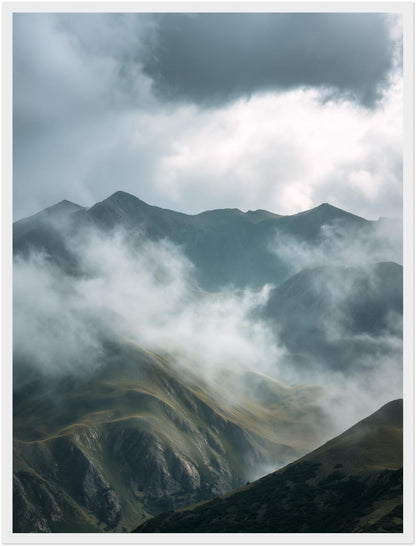 Neblige Berglandschaft Poster