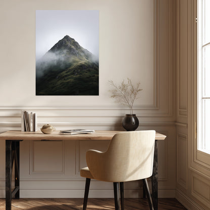 Nebliger Berggipfel Poster