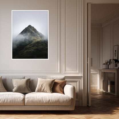 Nebliger Berggipfel Poster