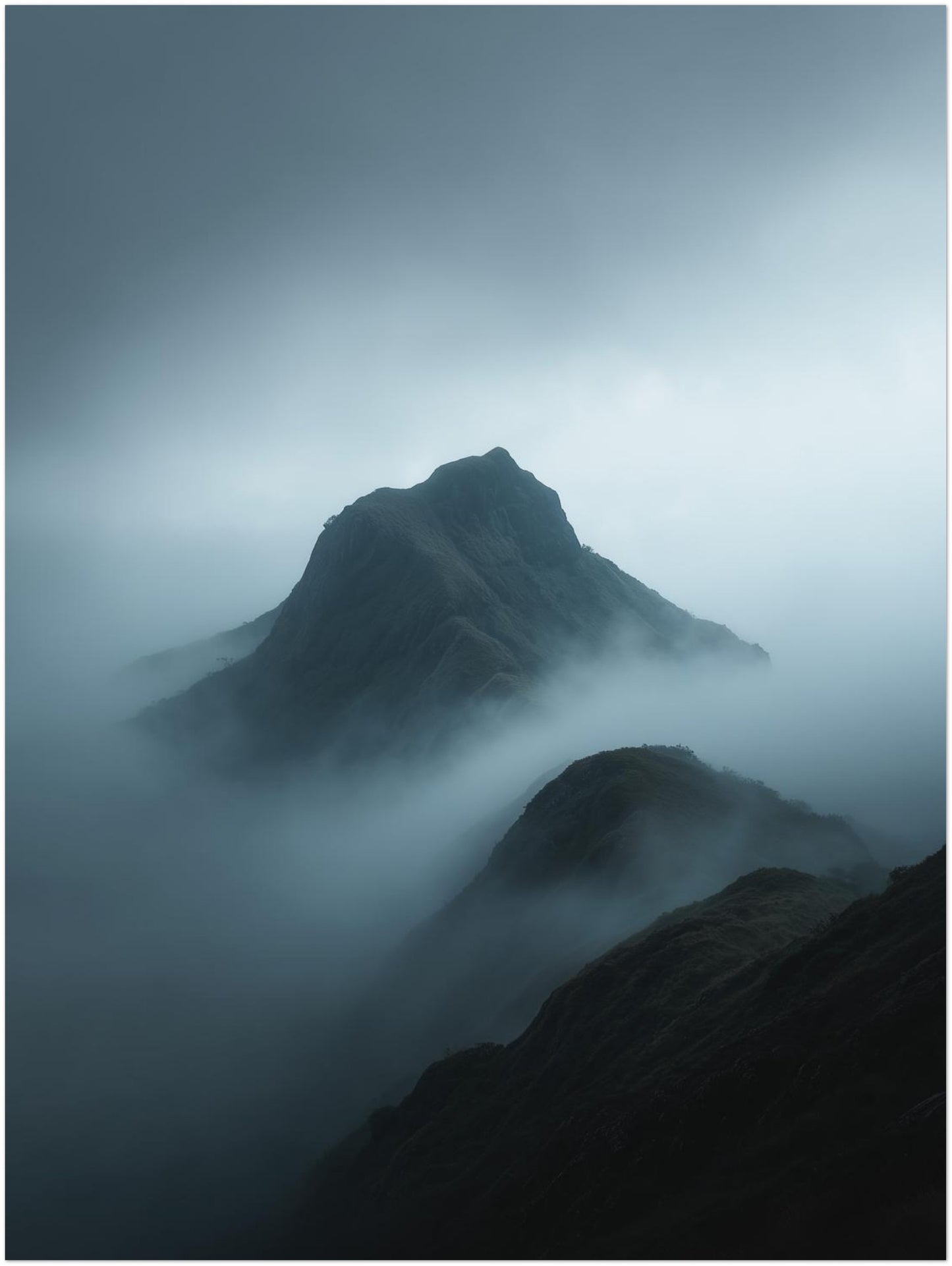 Nebliger Bergkamm im Morgenlicht Poster