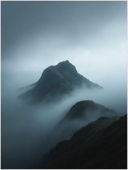 Nebliger Bergkamm im Morgenlicht Poster