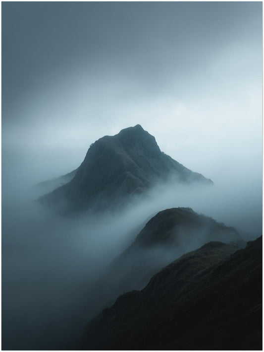 Nebliger Bergkamm im Morgenlicht Poster