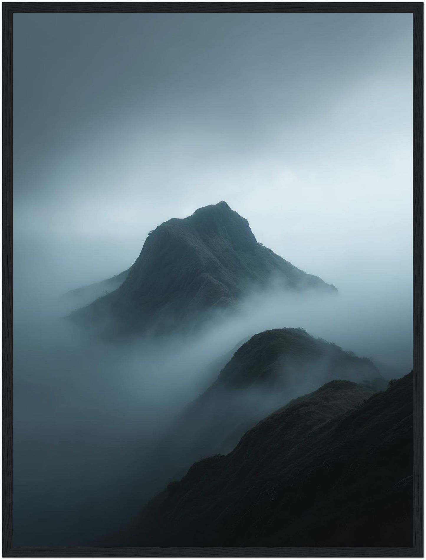 Nebliger Bergkamm im Morgenlicht Poster