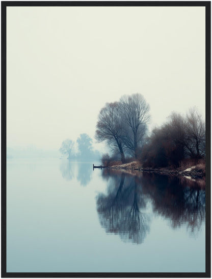 Nebliger See mit Bäumen Poster