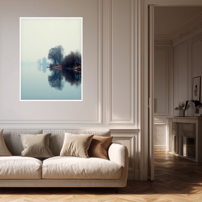 Nebliger See mit Bäumen Poster