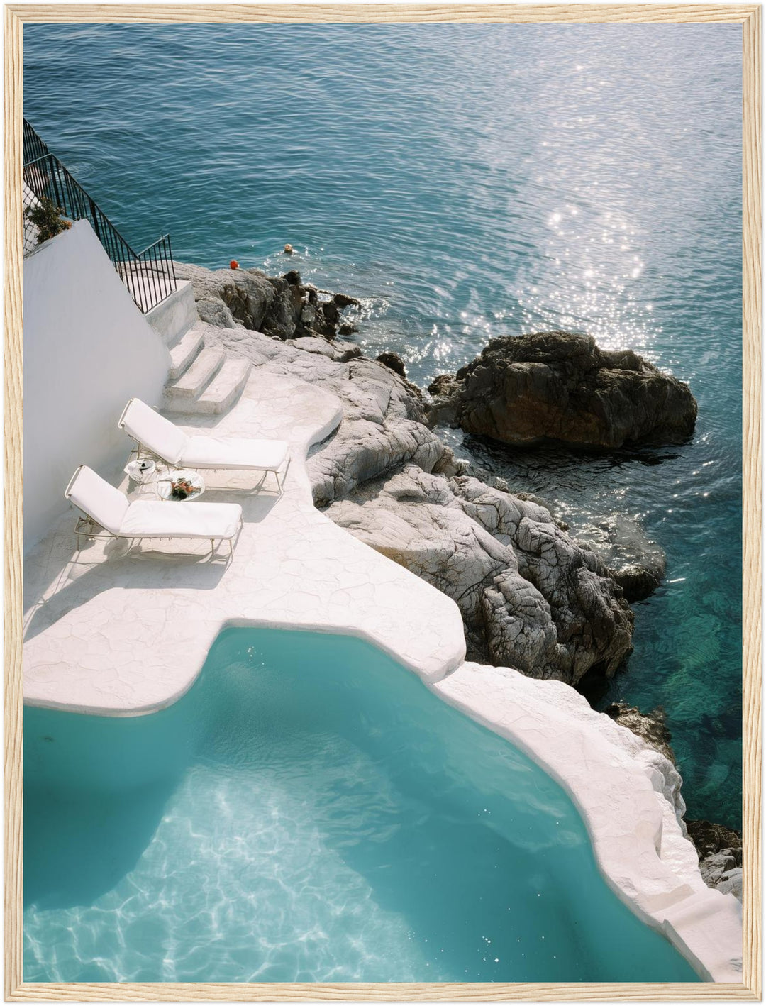 Weißer Pool am Meer Poster – Holz natur Rahmen – Produktfoto