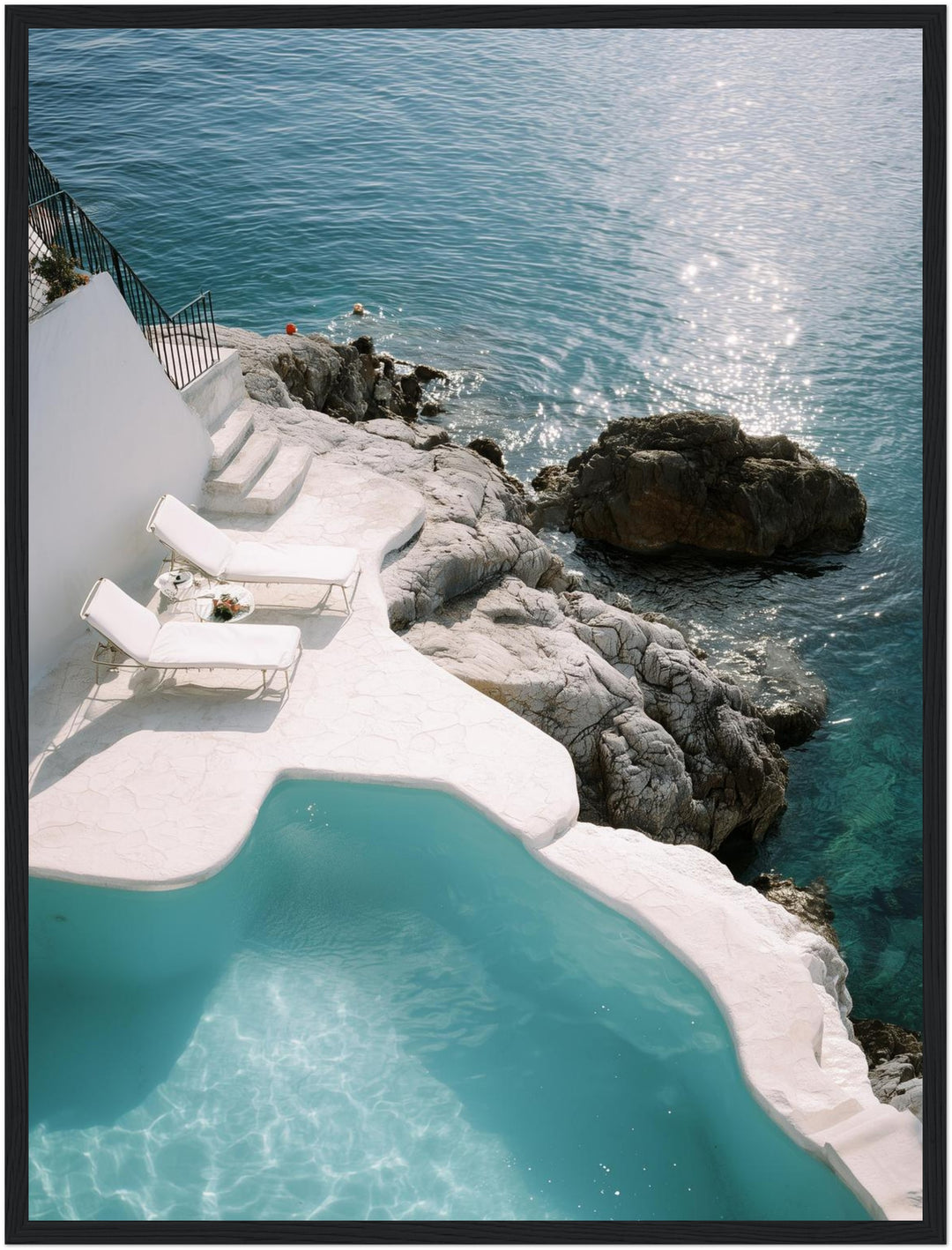 Weißer Pool am Meer Poster – Schwarzer Rahmen – Produktfoto
