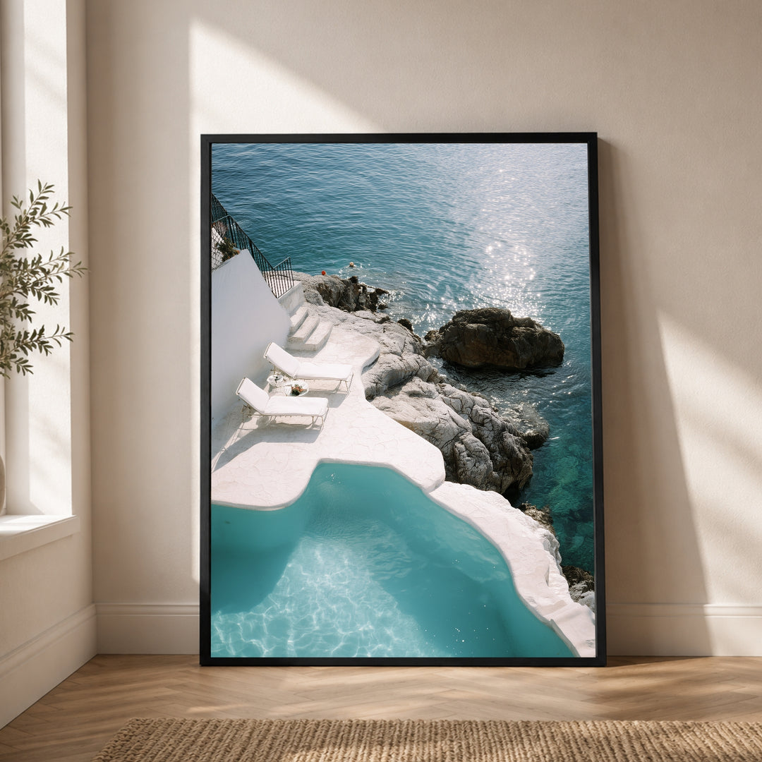 Weißer Pool am Meer Poster – Schwarzer Rahmen – Produktfoto