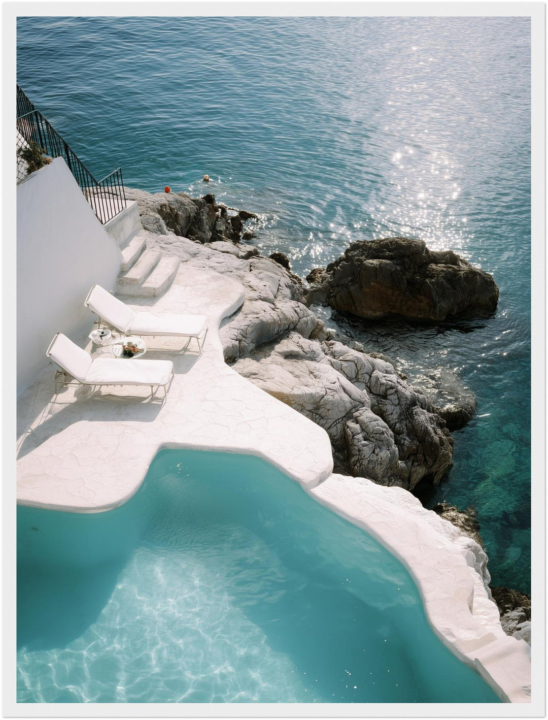 Weißer Pool am Meer Poster – Weißer Rahmen – Produktfoto