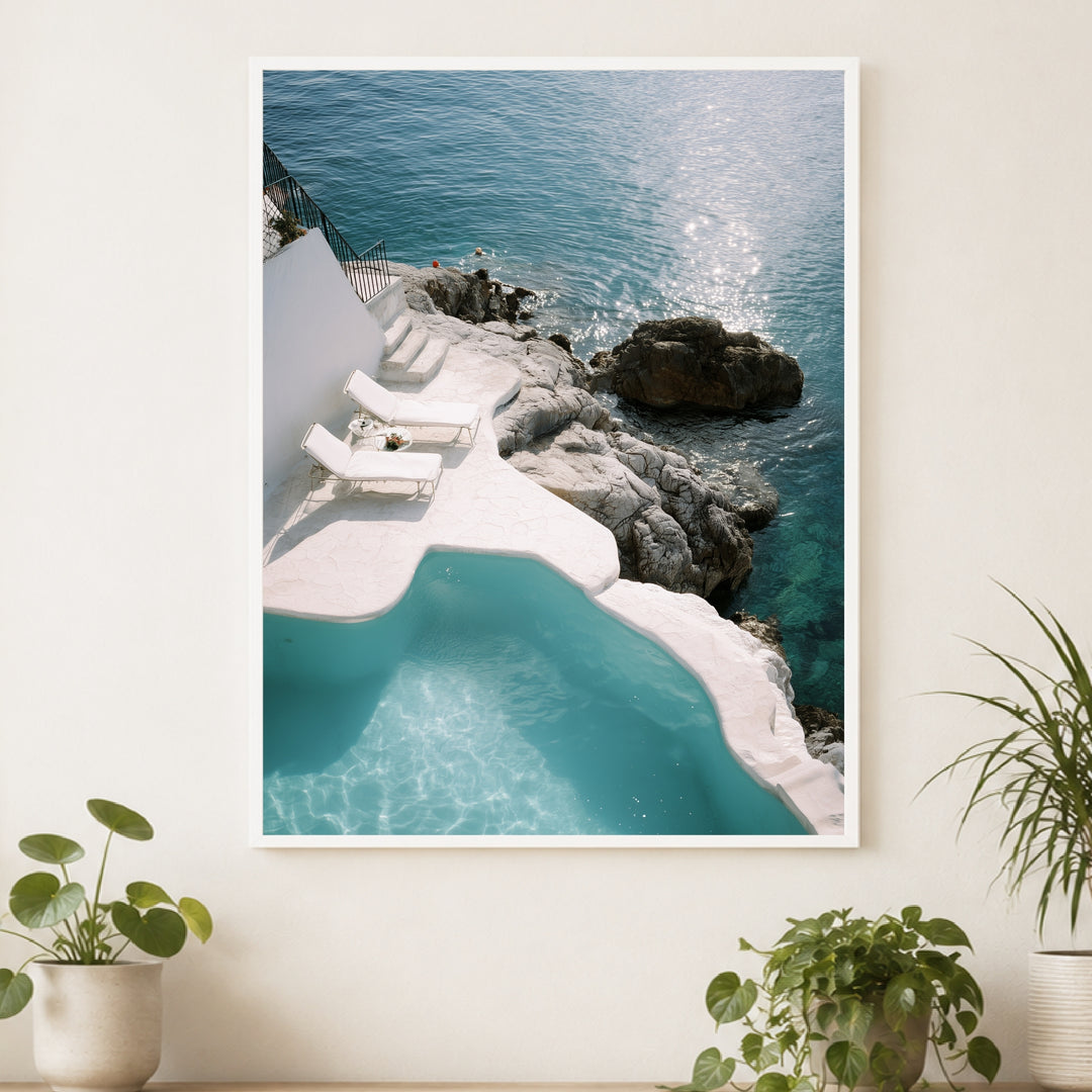 Weißer Pool am Meer Poster – Weißer Rahmen – Produktfoto