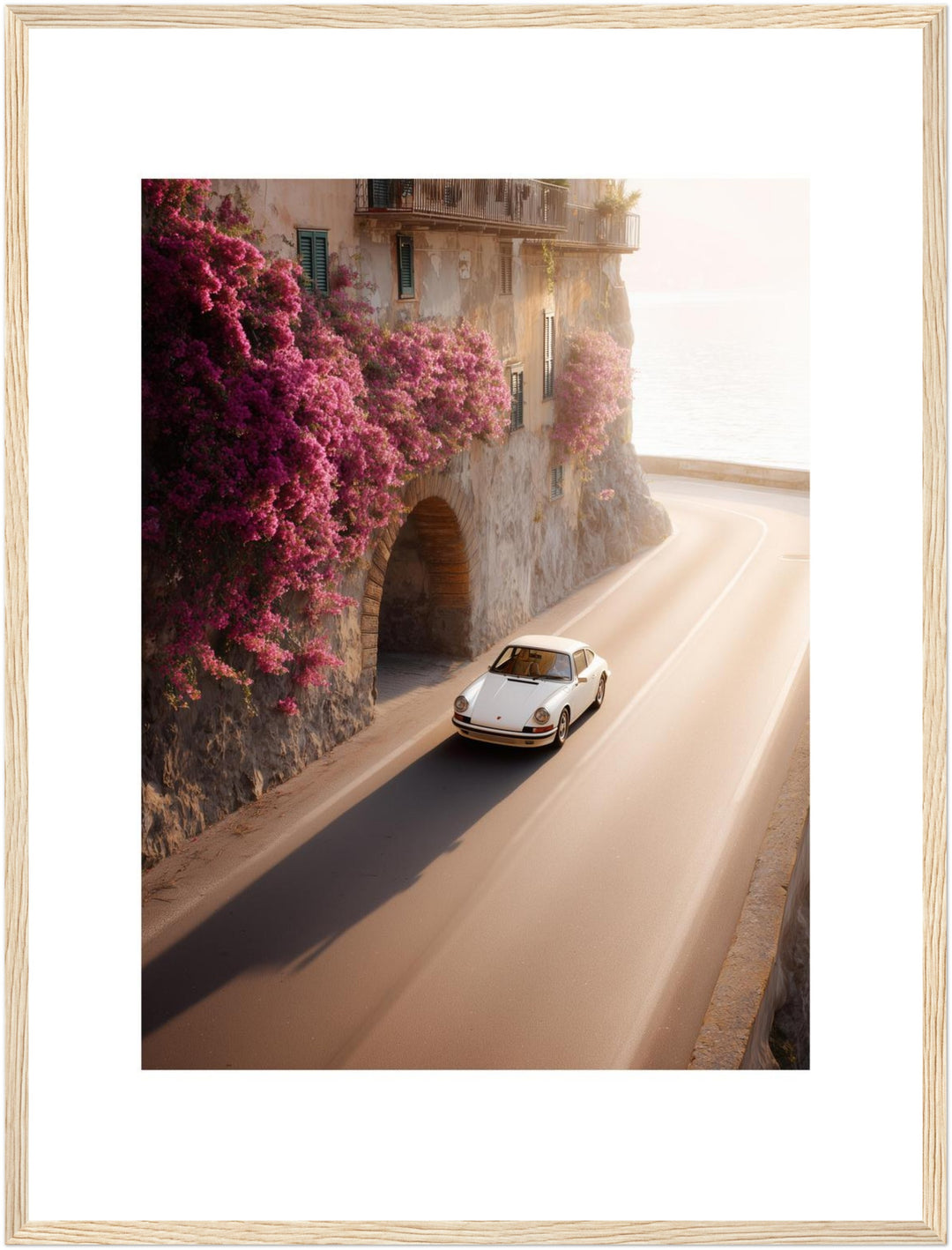 Weiße Küstenstraße im Sonnenlicht Poster – Holz natur Rahmen – Produktfoto