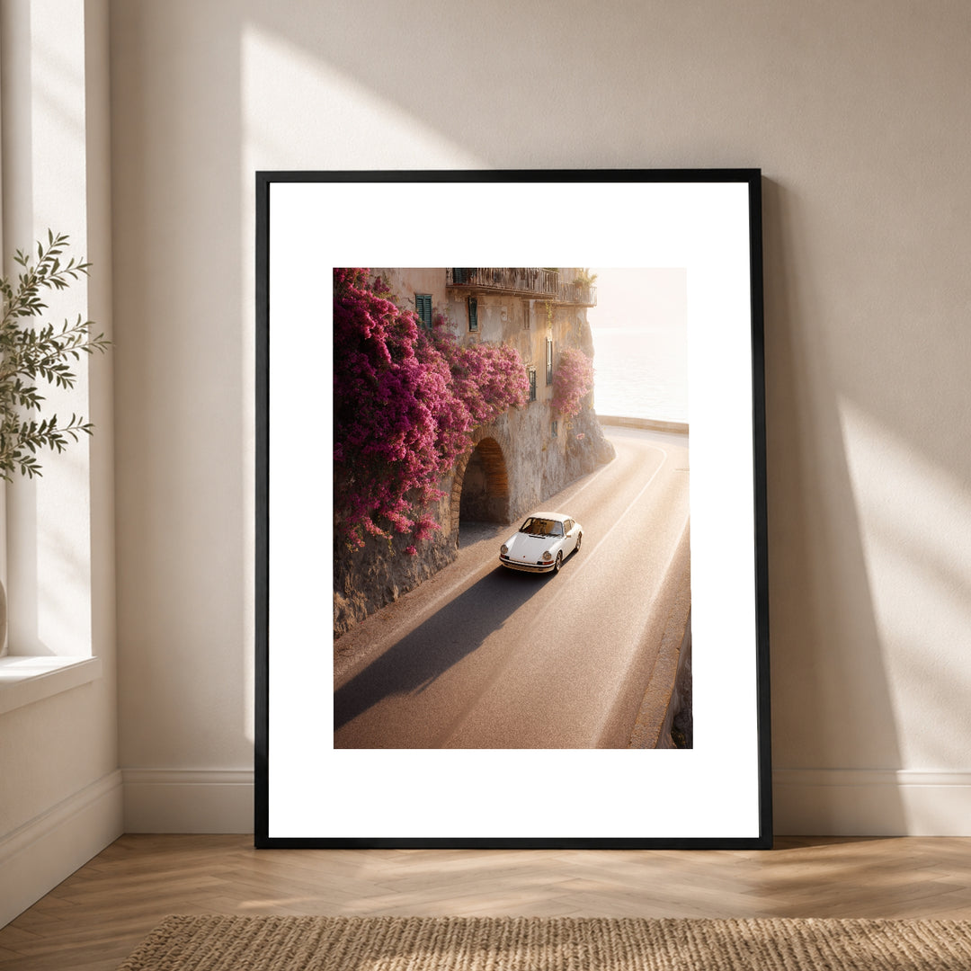 Weiße Küstenstraße im Sonnenlicht Poster – Schwarzer Rahmen – Produktfoto
