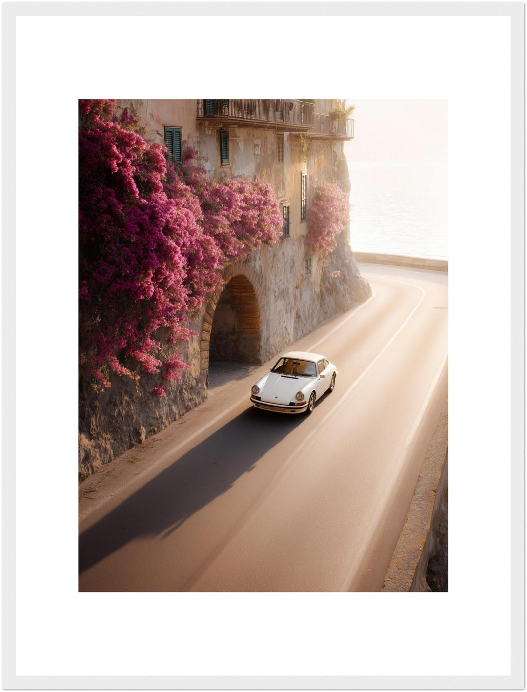 Weiße Küstenstraße im Sonnenlicht Poster – Weißer Rahmen – Produktfoto