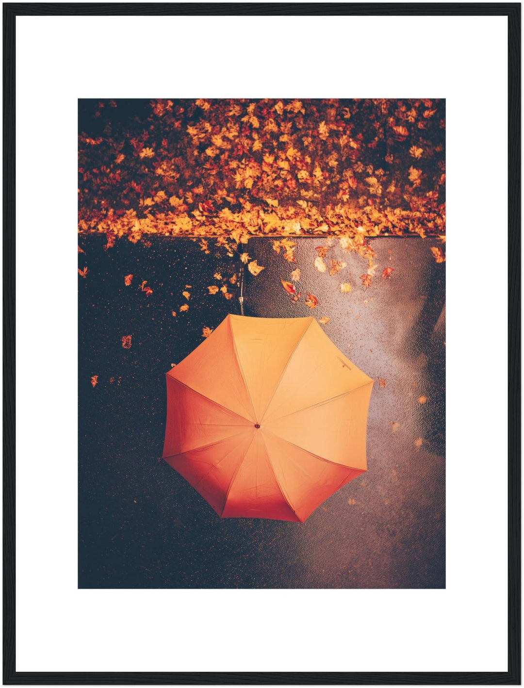 Regenschirm im Herbstregen Poster – Schwarzer Rahmen – Produktfoto