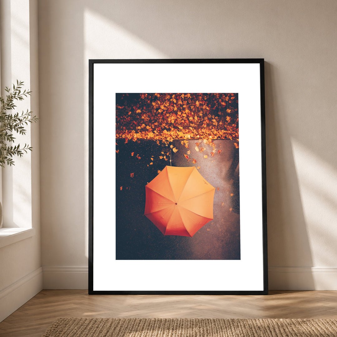 Regenschirm im Herbstregen Poster – Schwarzer Rahmen – Produktfoto