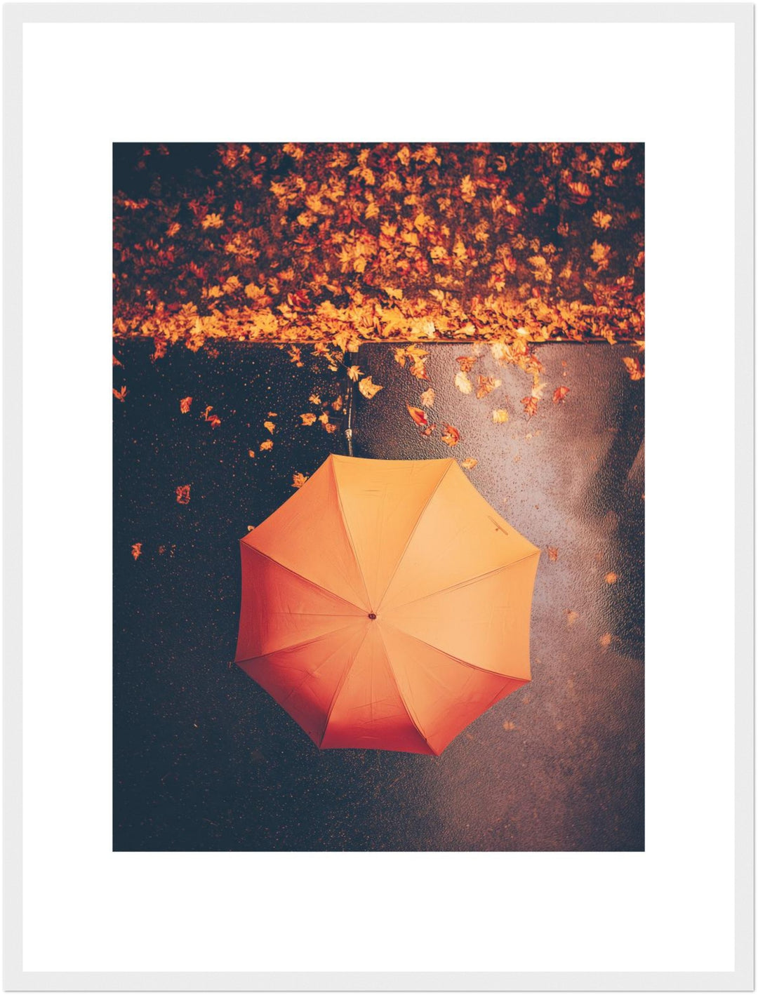Regenschirm im Herbstregen Poster – Weißer Rahmen – Produktfoto