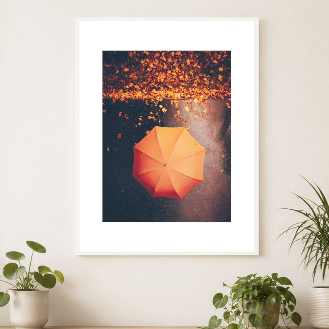 Regenschirm im Herbstregen Poster – Weißer Rahmen – Produktfoto