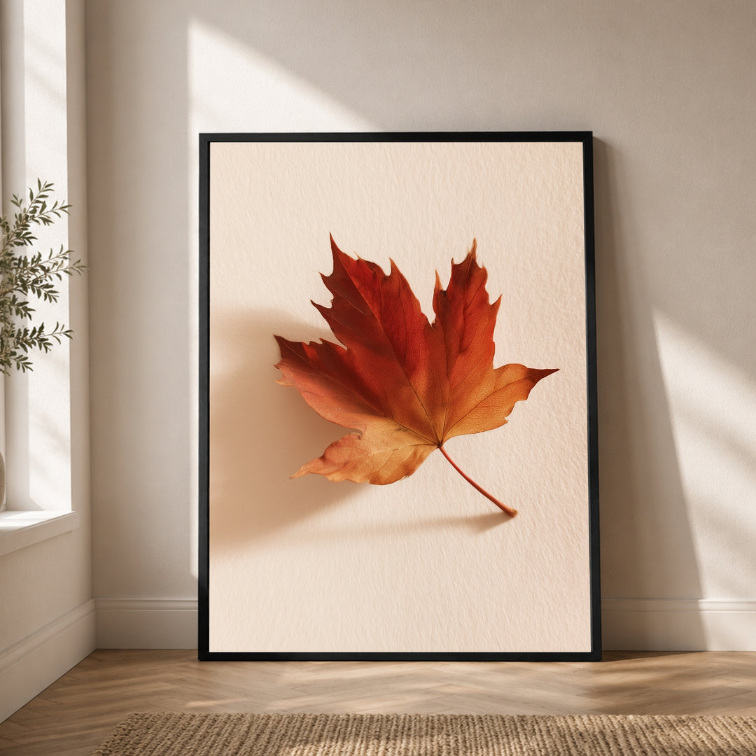 Herbstblatt im Licht Poster – Schwarzer Rahmen – Produktfoto