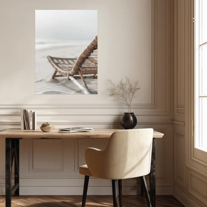 Geflochtener Strandstuhl im Sand Poster