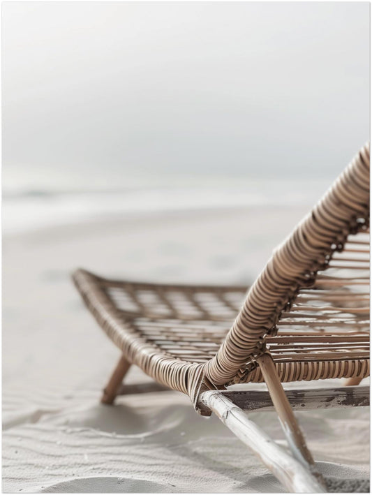 Geflochtener Strandstuhl im Sand Poster