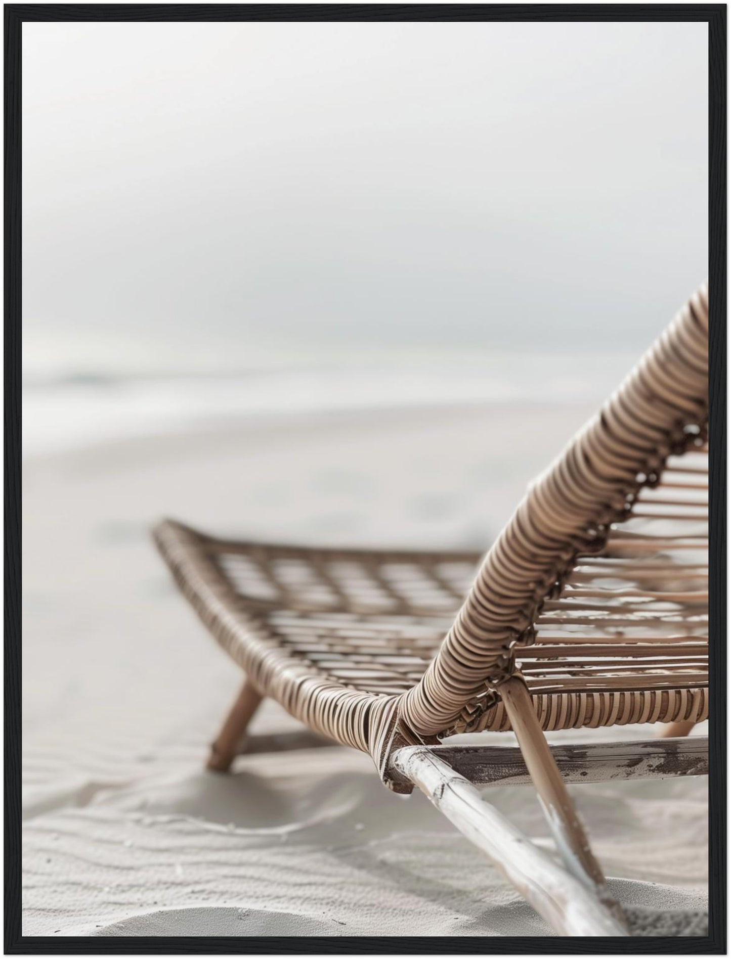 Geflochtener Strandstuhl im Sand Poster