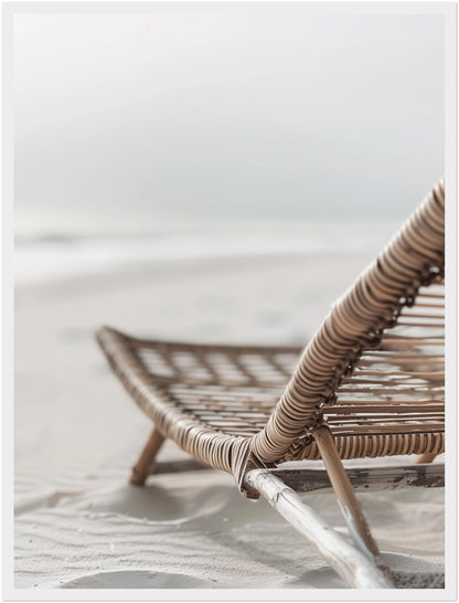 Geflochtener Strandstuhl im Sand Poster