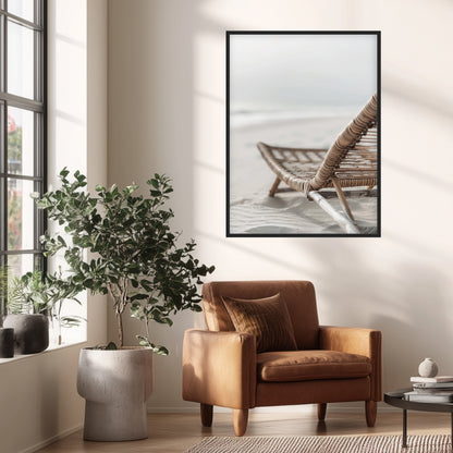 Geflochtener Strandstuhl im Sand Poster