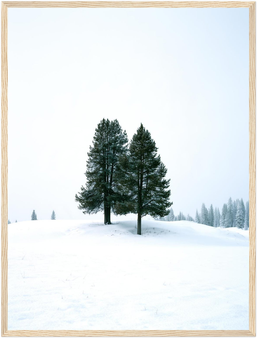 Zwei Tannen im Schnee Poster – Holz natur Rahmen – Produktfoto